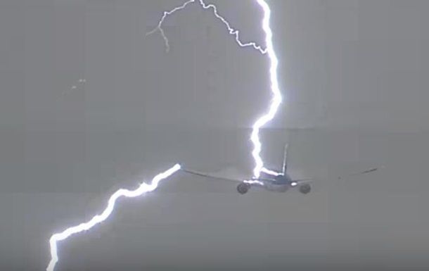 Молния попала в Boeing