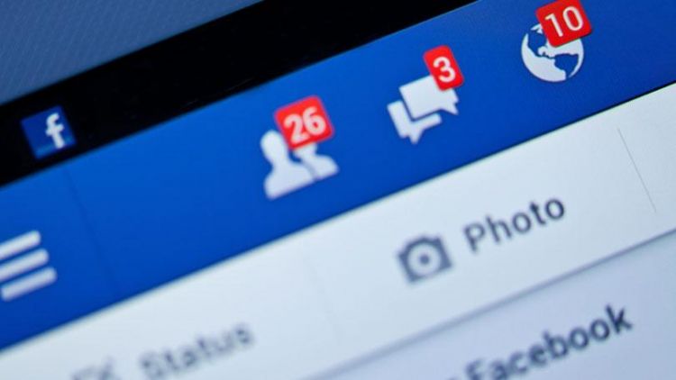 Facebook будет выделять в ленте посты от "достоверных" СМИ