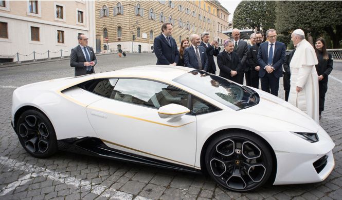 Папе Римскому подарили Lamborghini, и он распорядился им, как Владыка