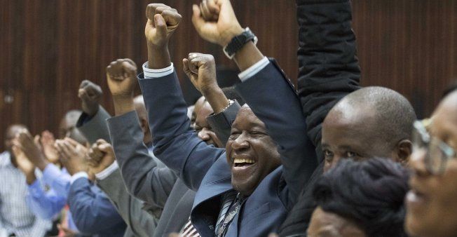 زيمبابوي: الحزب الحاكم يقيل موغابي من زعامته ويمهله حتى الاثنين للتنحي عن الرئاسة