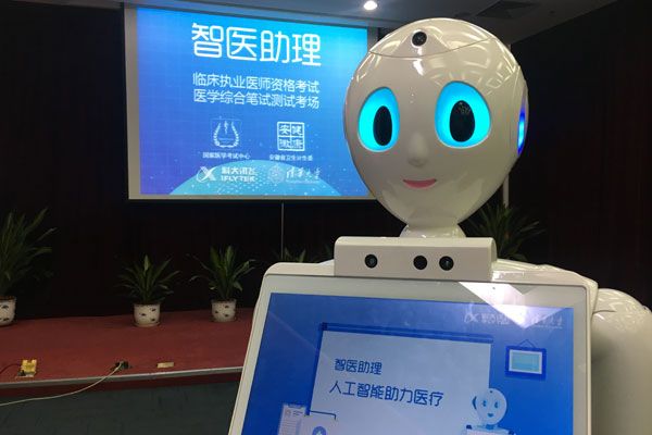Китайский робот сдал экзамен на врача