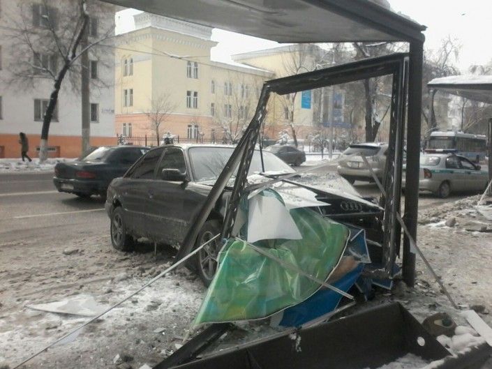 В Красноярске автомобиль врезался в остановку с людьми