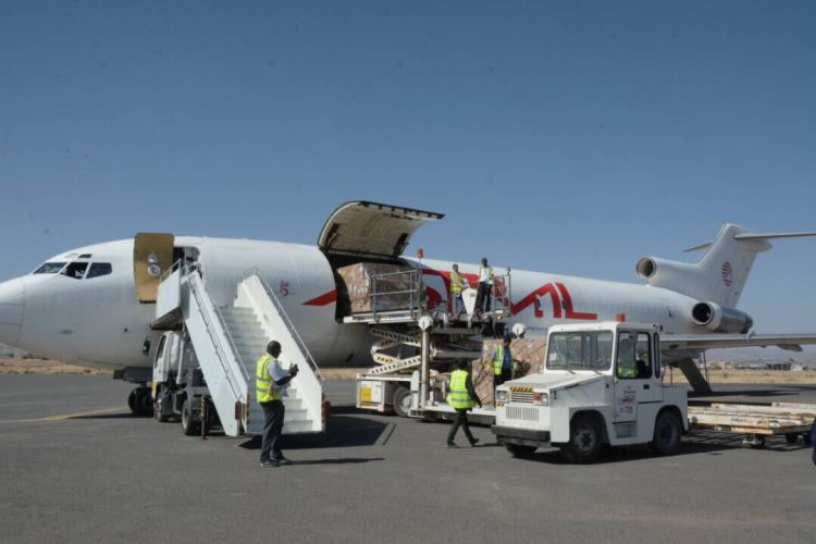 وصول أولى المساعدات الإنسانية إلى اليمن منذ ثلاثة أسابيع
