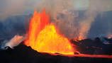شاهد: بركان في إندونيسيا يثور مجددا ويعرقل رحلات الطيران