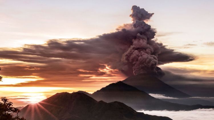 Более 440 рейсов отменены в аэропорту Бали из-за активности вулкана