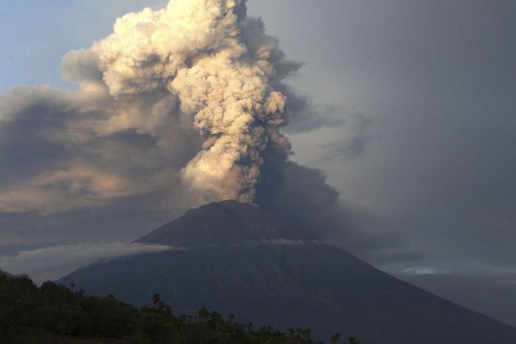 Volcano gushing ash over Bali closes airport for a 2nd day