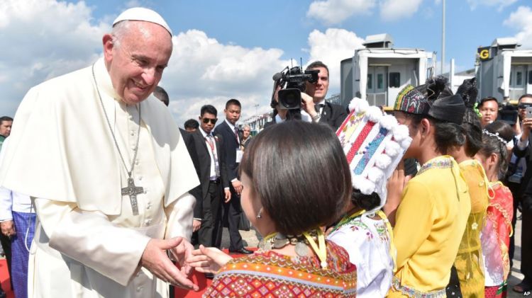 Папа римский встретился в Мьянме с генералом, командующим операцией против рохинджа