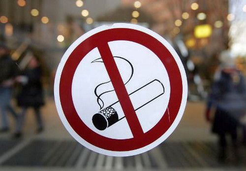 В Азербайджане запретили курить в ресторанах