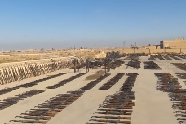 Сирийцы показали захваченные у ИГ тысячи ружей и грузовики с гаубицами
