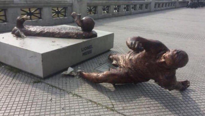 Вандалы во второй раз за год разрушили статую Месси в Буэнос-Айресе