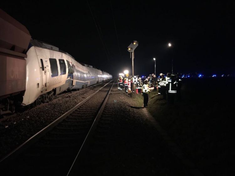 В Германии столкнулись два поезда: Число пострадавших превысило 50 человек