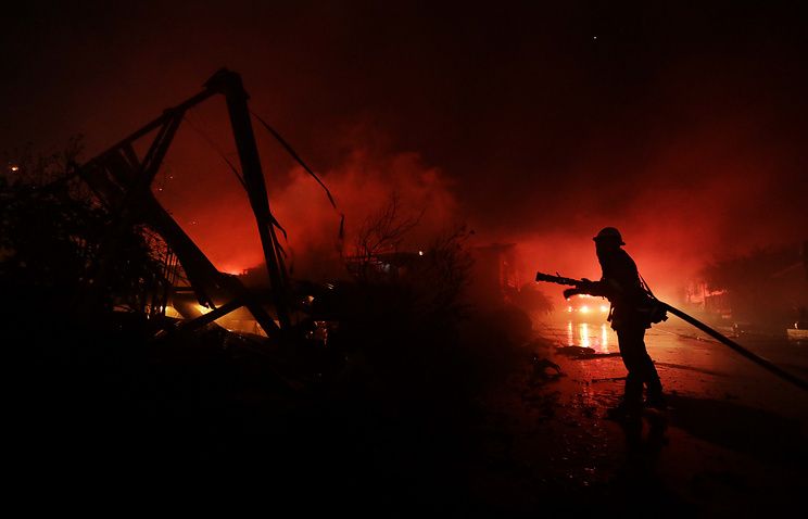 На борьбу с огнем в Калифорнии направили 700 пожарных