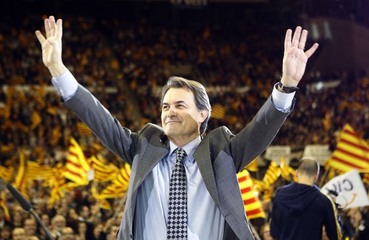 رئيس كتالونيا السابق بلا منزل.. ما علاقة استفتاء الانفصال؟