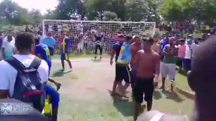 Бразильский футболист пробил пенальти под дулом автомата
