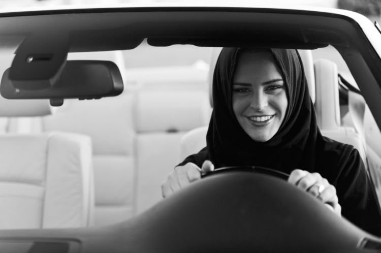 السعودية تسمح للنساء بقيادة الشاحنات والدراجات النارية.. وتعدّ مشروعاً لمكافحة التحرش
