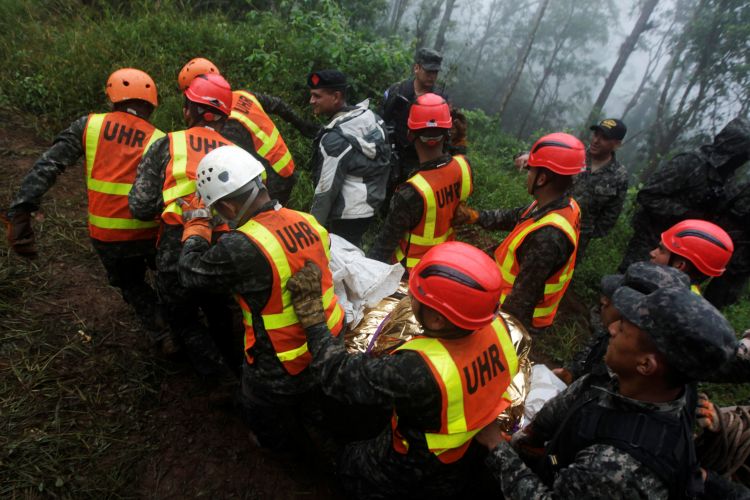 صور.. قوات هندوراس تعثر على حطام طائرة وجثث أشخاص قتلوا إثر سقوطها