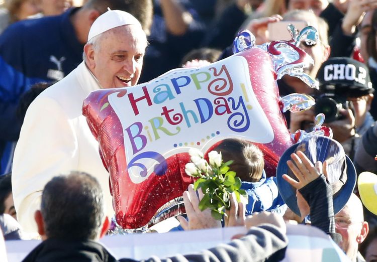 بالصورة: البابا فرنسيس يحتفل بعيده الـ81.. وقالب الحلوة يخطف الأنظار!