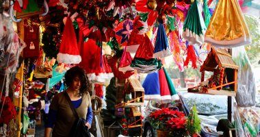 صور.. أزياء "سانتا كلوز" تزين أسواق المكسيك احتفالا بالكريسماس