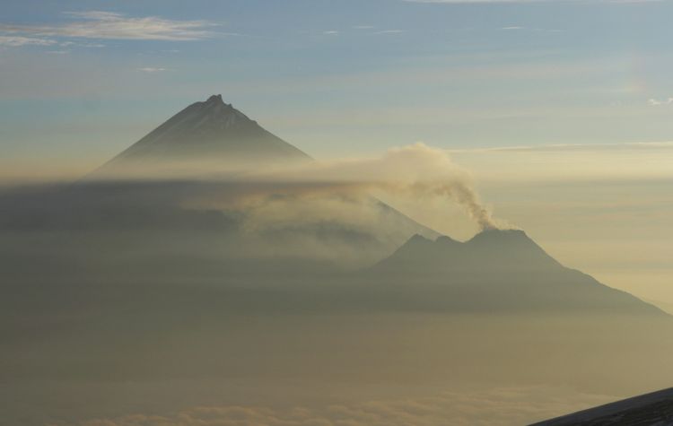 Вулкан на Камчатке начал новое извержение