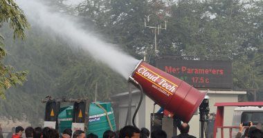 صور.. الهند تواجه الضباب الدخانى بمضخات مياه عملاقه