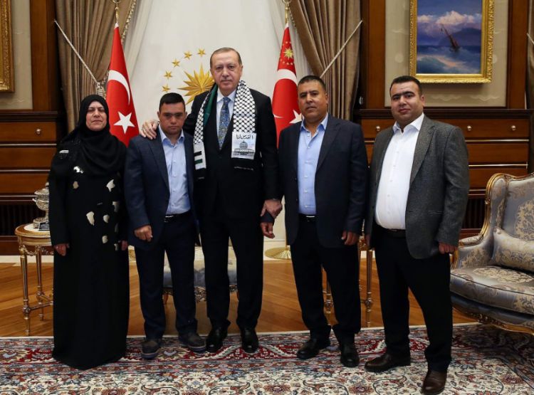 بالصور: بعدما اعتقله الاسرائيليون.. اردوغان يستقبل الفلسطيني محمد الطويل