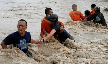 Filippində 90 nəfər torpaq altında qalaraq can verib