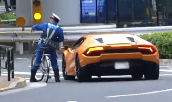 В Японии полицейский на велосипеде догнал нарушителя на Lamborghini Huracan