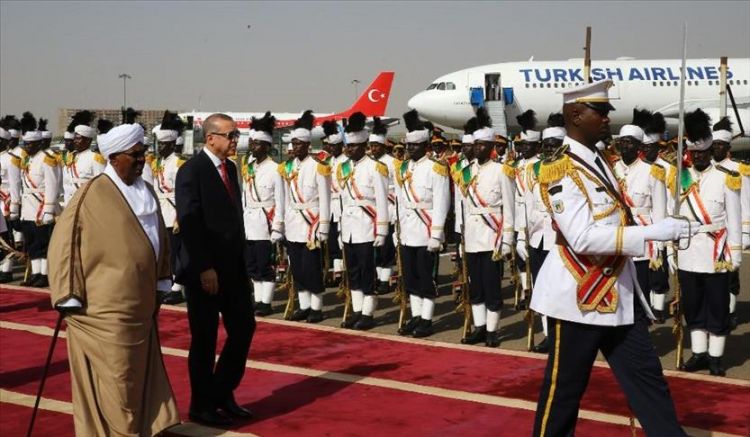 الرئيس السوداني يقيم مراسم استقبال رسمية لنظيره التركي
