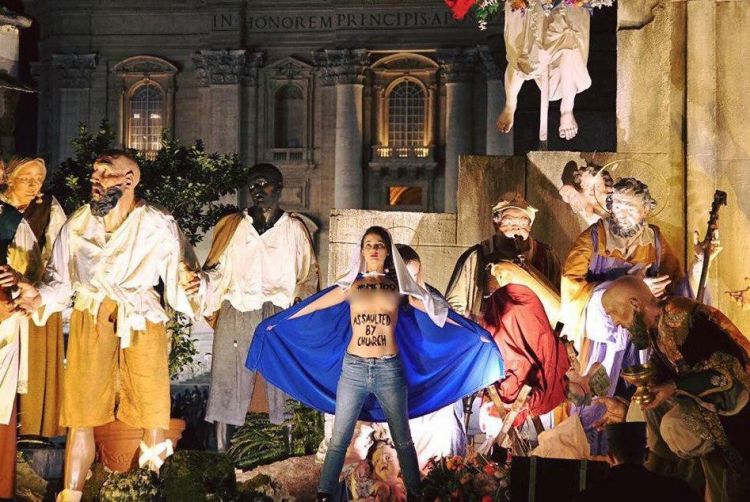 Активистки Femen провели акцию в Ватикане