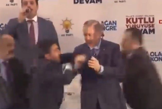 بالفيديو.. أردوغان يفاجأ بـ"هجوم الاحتضان" وهكذا ردّ