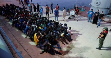 مفوضية اللاجئين تجلى 1200 مهاجرا من ليبيا إلى دول أخرى