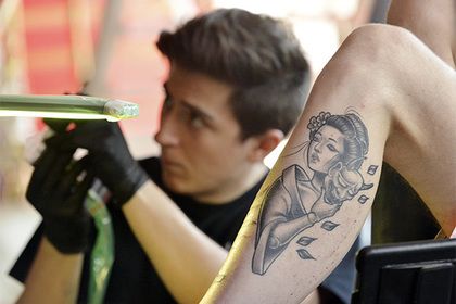 Москвичи начали делать татуировки в кредит
