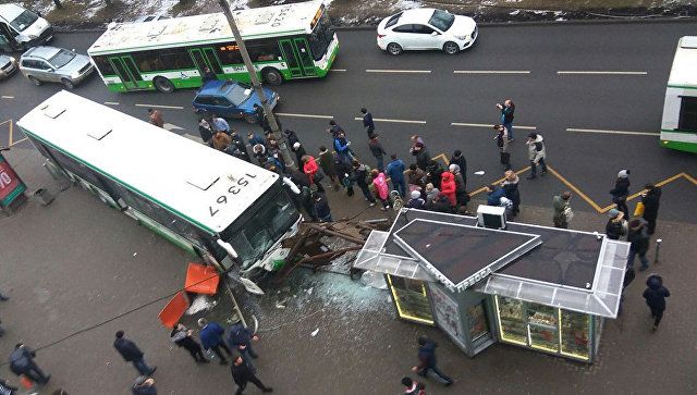 Автобус въехал в остановку в Москве есть жертвы