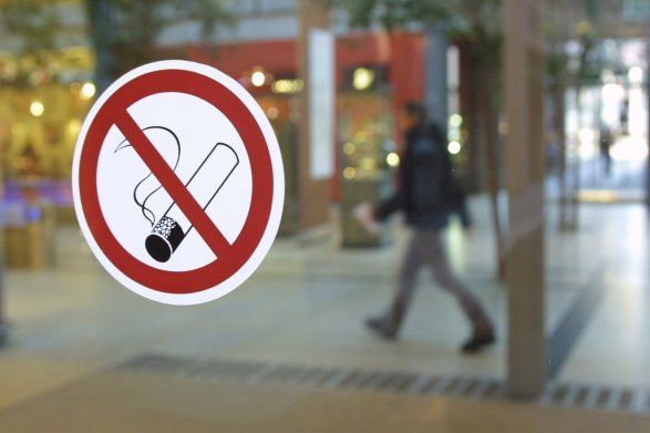 В Азербайджане официально запретили курить в общественных местах
