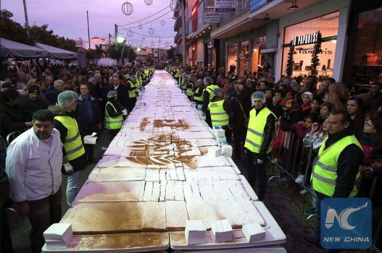 Торт длиной в 70 м испекли в Греции к Новому году