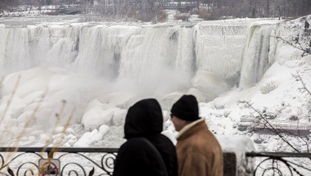 Туристы съезжаются посмотреть на "замерзший" Ниагарский водопад