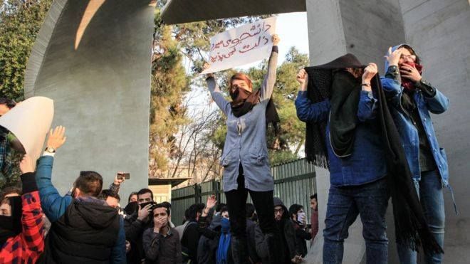 "Отстаньте от Сирии, займитесь нами!". Массовые протесты в Иране