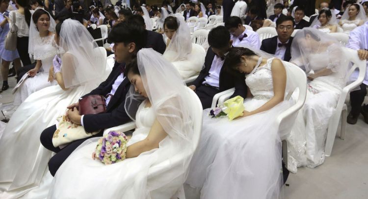 بالصور...زواج جماعي لمئات الإندونيسيين في ليلة رأس السنة
