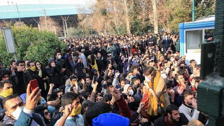 التوتر يتصاعد في إيران.. مقتل شرطي وارتفاع عدد الضحايا بين المتظاهرين