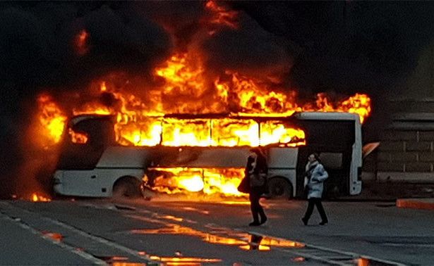 Туристический автобус сгорел в центре Петербурга
