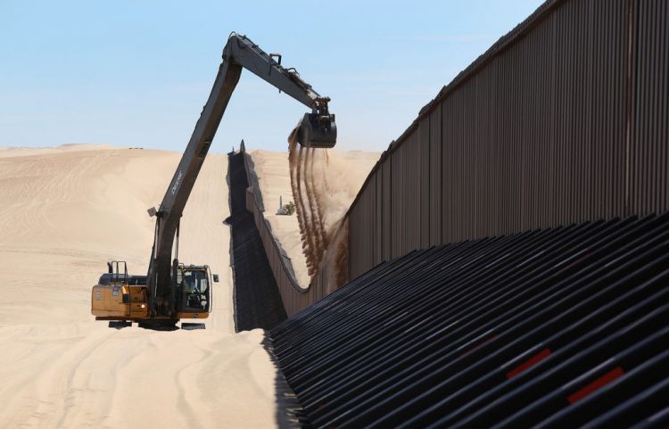 Трамп запросил у Конгресса $18 млрд на ограждение на границе с Мексикой