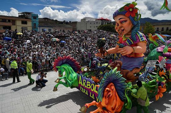 صور.. موكب عملاق وأقنعة وتماثيل غريبة فى مهرجان "السود والبيض" بكولومبيا