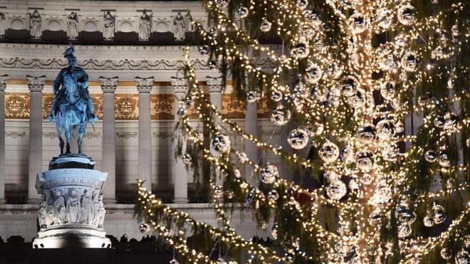 Как "лысая" рождественская елка стала достопримечательностью Рима