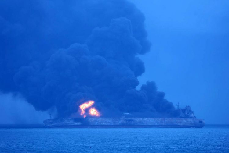 Столкнувшийся с сухогрузом у берегов Китая танкер может взорваться