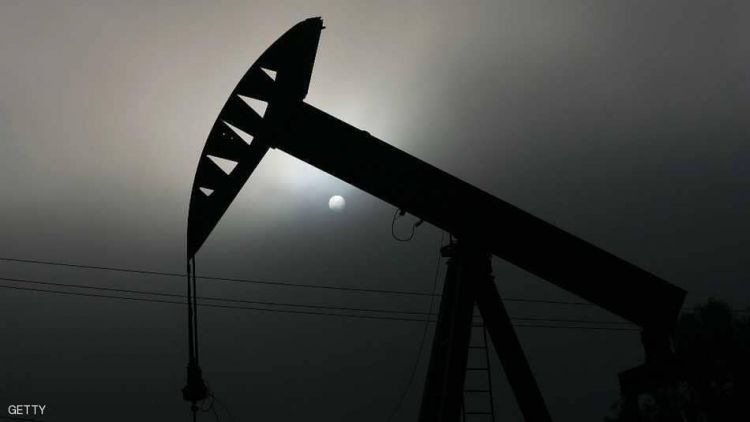 النفط مستقر مع توقعات بارتفاع إنتاج الخام الأميركي