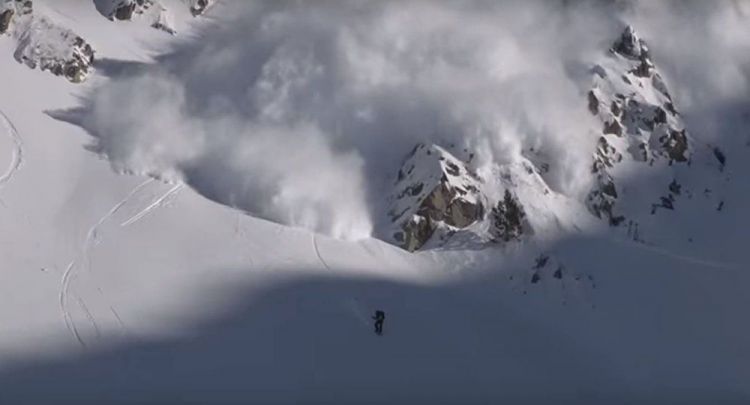 بالفيديو...متزلج يتحدى الطبيعة على طريقة جيمس بوند