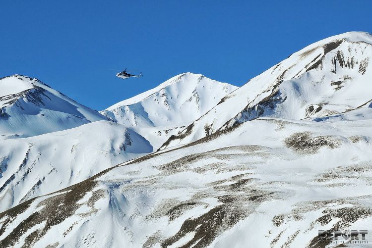 Представители СМИ вертолетами доставлены на место поисков пропавших альпинистов