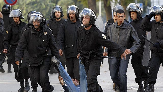 Почти 50 полицейских пострадали во время протестов в Тунисе
