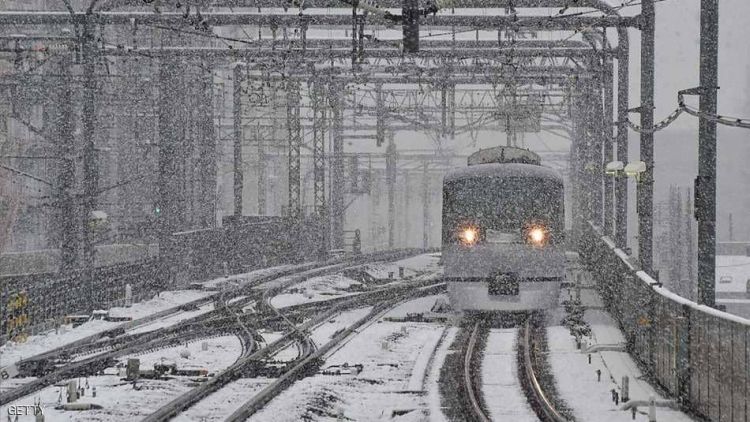 الثلوج الكثيفة تحاصر 430 شخصا داخل قطار باليابان