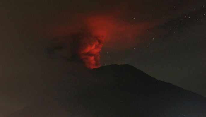 Вулкан Майон на Филиппинах начал извергать лаву